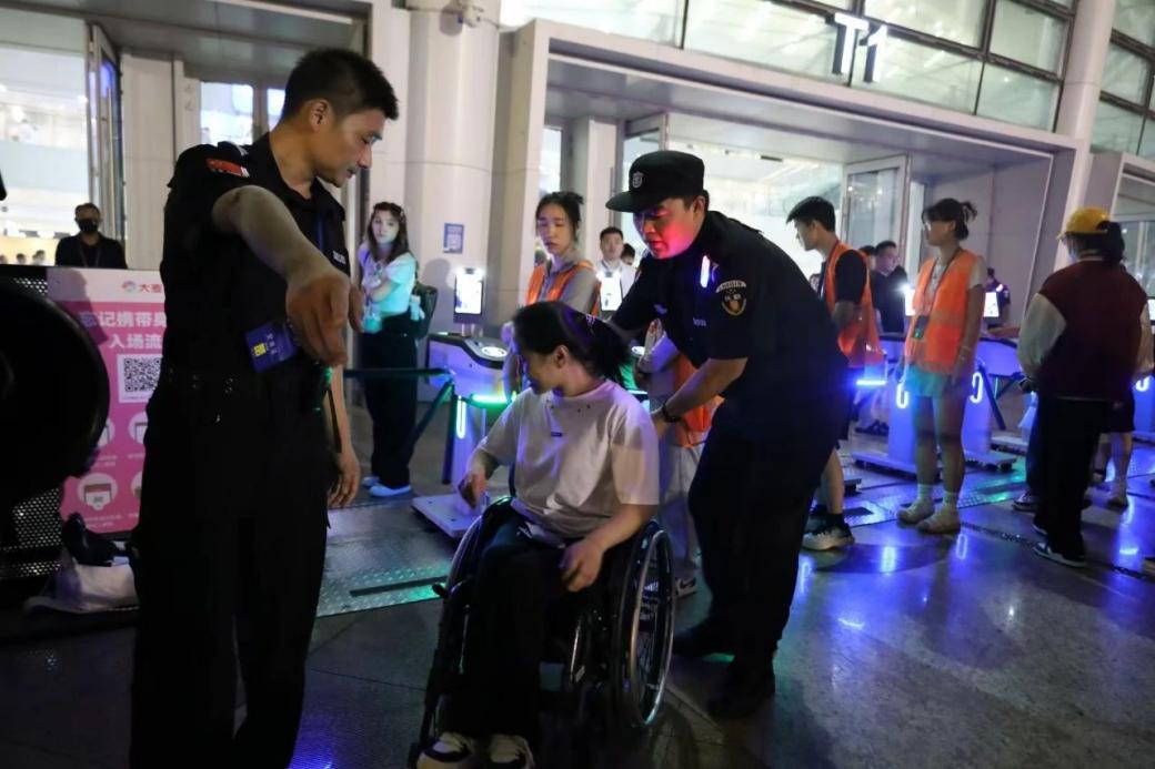 C:/Users/Administrator/Desktop/“安保鐵軍、硬核保障”2024系列報(bào)道四十二——南京市保安服務(wù)有限公司成功護(hù)航張碧晨「今兒個(gè)開心」十周年巡回演唱會南京站安保任務(wù)/5.jpg5