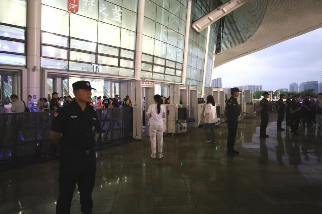C:/Users/Administrator/Desktop/“安保鐵軍、硬核保障”2024系列報(bào)道四十二——南京市保安服務(wù)有限公司成功護(hù)航張碧晨「今兒個(gè)開心」十周年巡回演唱會南京站安保任務(wù)/3.jpg3